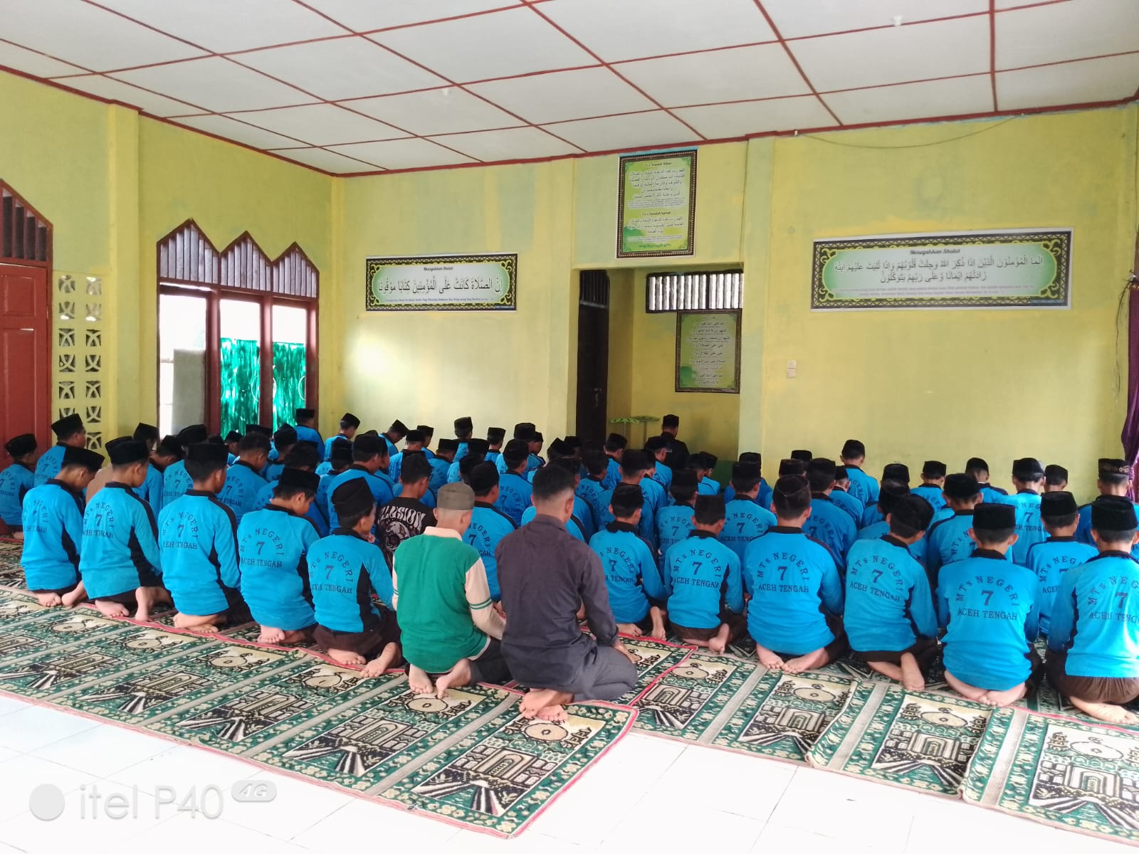Shalat dhuhur berjamaah